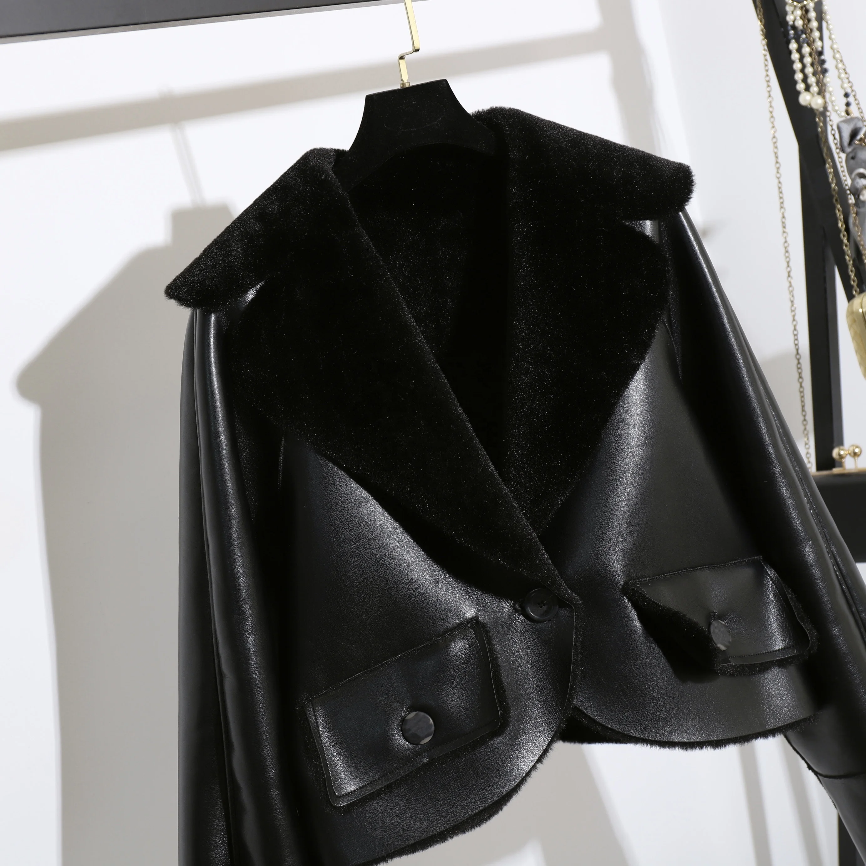 Winter Black Cropped Shearling Jackets Women Luxury Lamb Fur Vegan Leather Coat for Ladies